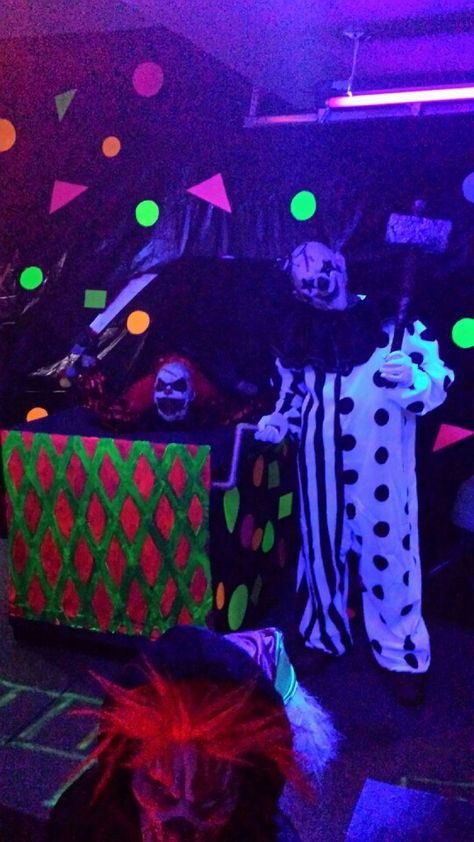 The Ring Haunted House Ideas, Haunted House Ideas Clowns, Clown Haunted House Ideas Carnival Themes, Clown Scene Haunted House, Horror Maze Ideas, Carnevil Haunted House, At Home Haunted House, Haunted House Witch Room, Haunted House Scenes