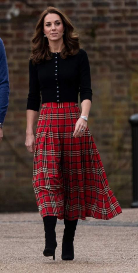 On s'inspire : la jupe tartan.Véritable tendance des dernières années, le motif tartan cher à Lady Di, séduit aussi Kate Middleton. Vestidos Kate Middleton, Moda Kate Middleton, Kate Middleton Stil, Style Kate Middleton, Düşes Kate, Herzogin Von Cambridge, Looks Kate Middleton, Kate Middleton Outfits, Style Royal