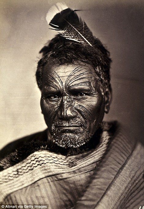 How traditional Maori face tattoos called Moko describe without words Tattoo Maori Perna, Maori Face Tattoo, Ta Moko Tattoo, Tato Maori, Tato Suku, Polynesian People, Chris Garver, Maori People, Maori Tattoos