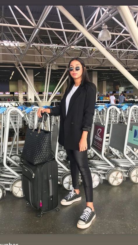 The Top 5 Airport Fashion Outfits to Up Your Style Game Model Airport Style, Leggings Travel Outfit, Travel Outfits For Women, Best Travel Outfits For Women, Airport Outfit Summer, Casual Sporty Outfits, Cute Travel Outfits, Fashion Travel Outfit, Look Legging