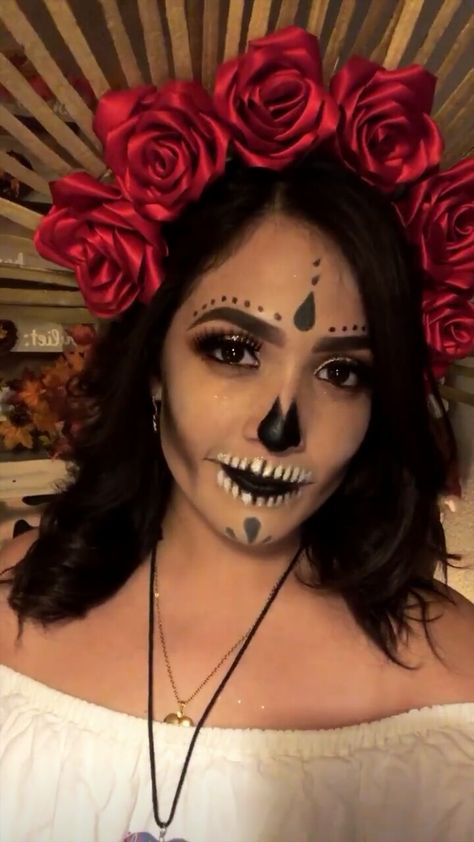 Dia De Los Muertos Crafts Ideas, Mexican Halloween Costume, Easy Halloween Outfit, Muertos Makeup, Mexican Halloween, Halloween Coustumes, Sugar Skull Makeup, Makeup Easy, Halloween Makeup Easy