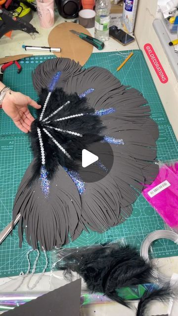 Recycled Costumes For Kids, Recycled Costumes, Diy Angel Wings, Diy Carnival, Diy Wings, Creative School Project Ideas, Flower Costume, Carnival Costume, Diy Fan