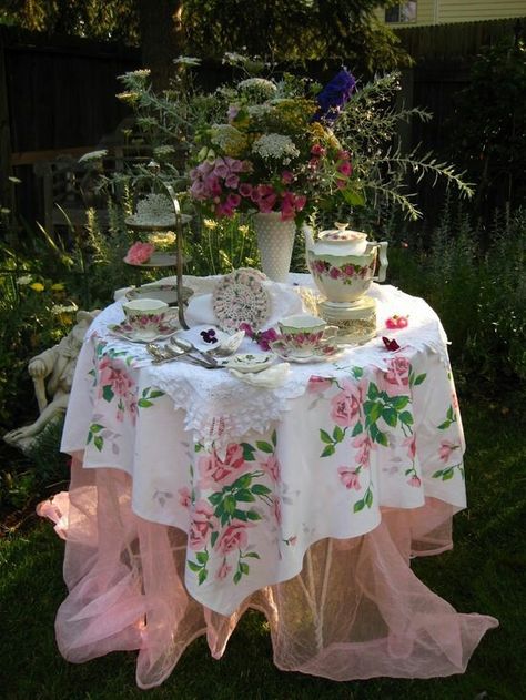 . Vintage Tea Parties, Asian Home Decor, European Home Decor, Vintage Tea Party, Afternoon Tea Parties, Tea Party Garden, English Tea, Tea Garden, High Tea