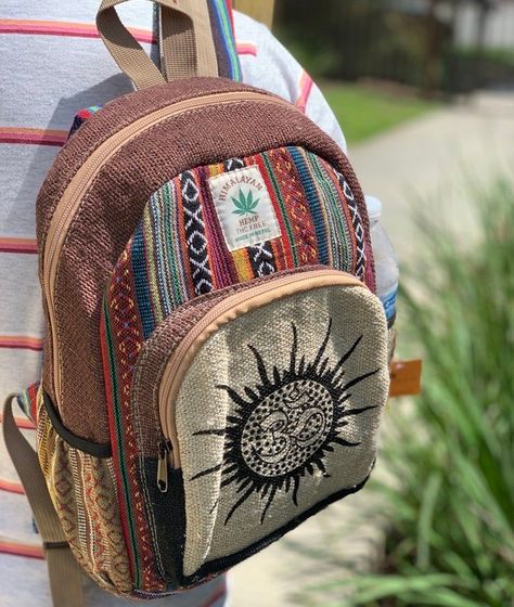 7e9e346dc5fd268b49bf418523af8679desc50628467ri Mundo Hippie, Hippie Fits, Mochila Jansport, Looks Hippie, Festival Backpack, Hippie Backpack, Boho Backpack, Hippie Aesthetic, Estilo Hippy