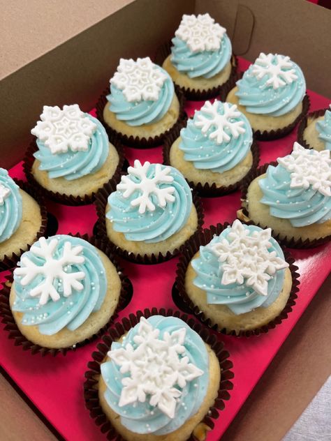 Winter Theme Cupcakes, Winter Wonderland Cupcakes, Chocolate Snowflakes, White Chocolate Snowflakes, Snowflake Cupcakes, Frozen Themed Birthday Party, Frozen Themed, Cupcake Designs, Easy Cake Decorating