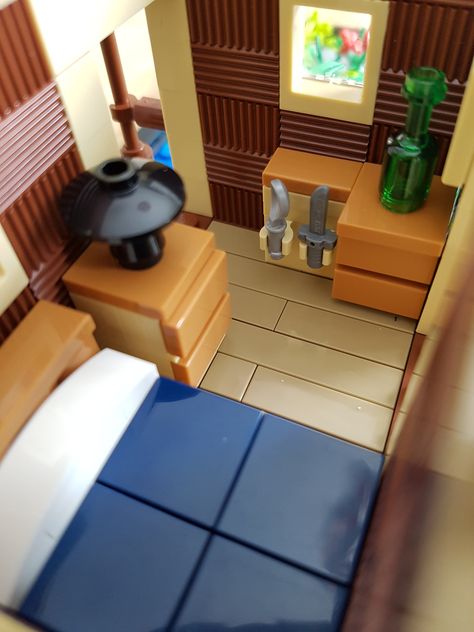 Small Lego House Ideas, Lego Tiny House Ideas, Lego Cottage Ideas, Small Lego House, Lego Small House, Lego Furniture Ideas, Lego Beach House, Lego House Ideas Furniture, Lego Interior Design