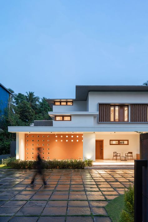 The house is located in Vilathur in Palakkad District of Kerala. Once a small town in a village setting, it is now a fast-growing center for trade, attracting businesses even from far-off areas. The Residential plot is located in the heart of this urban sprawl, setting the architects up with a unique challenge of creating an appealing architecture that is to be appreciated by the public while protecting the client’s privacy at all times. Residential Architecture Facades, Indian House Exterior Design, Indian Houses, Kerala Architecture, 3d Plan, Modern Bungalow Exterior, Urban Sprawl, Kerala House, Contemporary House Exterior