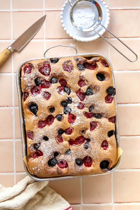 Berries fluffy sponge cake Berry Sponge Cake, Frozen Berry Cake Recipe, Sponge Cake With Fruit, Healthy Sponge Cake, Blueberry Sponge Cake, Fruit Sponge Cake, Cakes Without Butter, Berry Cake Recipe, Fluffy Sponge Cake