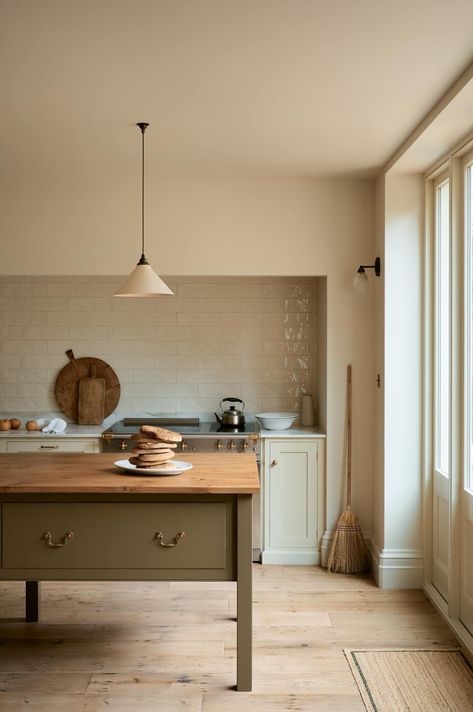 Cabinet Color Schemes, Kitchen Cabinet Color Schemes, Classic English Kitchen, Kitchen Cabinet Color, Wall Cupboards, Prep Table, Devol Kitchens, Loft Kitchen, English Kitchens