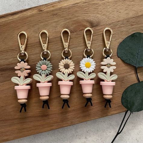 Flower Pots Wood, Teacher Gift Ideas, Cute Teacher Gifts, Clay Keychain, Peg Doll, Pen Gift, Gold Gift, Beaded Keychains, Silicone Beads