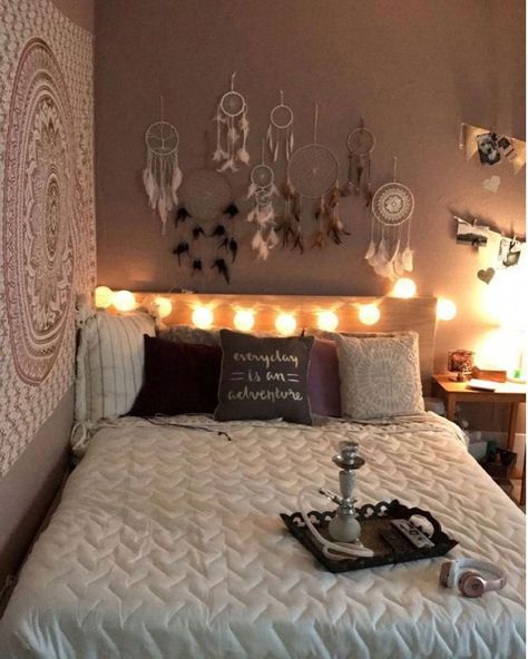 Dream Catcher Home Decor, Dream Catcher With Lights, Room Ideas Aesthetic Dream Catcher, Dream Catcher Bedroom Ideas Decor, 2014 Room Tumblr, Dream Catcher Room Ideas Bedrooms, Dream Catcher Bedroom Ideas, Dream Catcher Room Ideas, Bedroom Tapestry Aesthetic