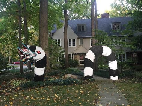 Beetlejuice halloween decorations Simple Outdoor Halloween Decor, Halloween Juice, Halloween City, Halloween Lawn, Halloween Diy Outdoor, Diy Halloween Games, Beetlejuice Halloween, Halloween Decorations Diy Outdoor, Diy Halloween Decor