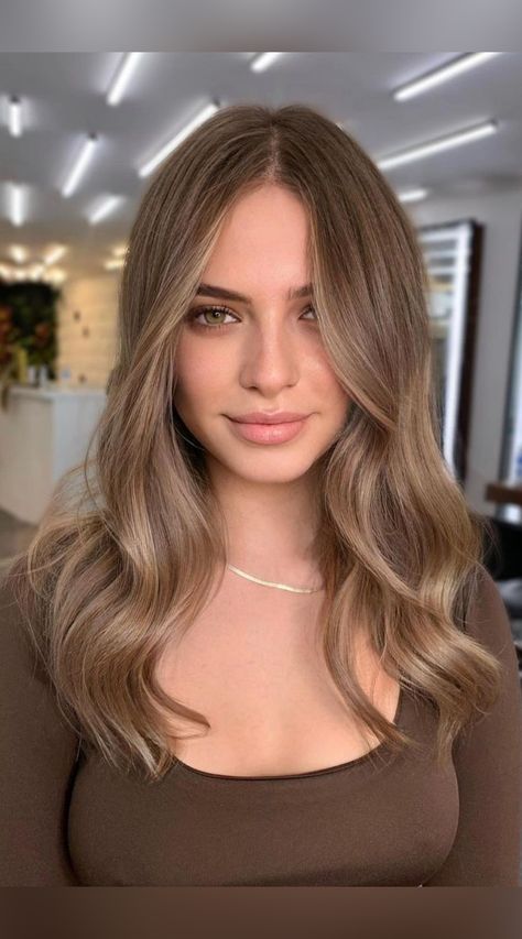 Shades of dark blonde hair can range from a dark golden tone to a cooler tone of dark ash which makes it a versatile hair color for all seasons and many skin tones. Hit the link to see pictures of this season’s best dark blonde hair colors for your inspiration! (Photo credits IG @sabri.abic) Tmavý Blond, Dark Ash Blonde Hair, Dark Blonde Hair Color, Kadeřnické Trendy, Brown Hair Inspo, Vlasov�é Trendy, Ash Blonde Hair, Brown Hair Balayage, Dark Blonde Hair