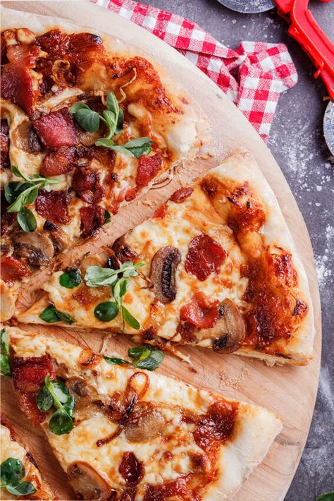 Bacon, mushroom and onion pizza Vine Tomatoes, Bacon Mushroom, Onion Pizza, Bacon Pizza, Mushroom Pizza, Bacon Stuffed Mushrooms, Steak Salad, Mushroom And Onions, Crispy Onions