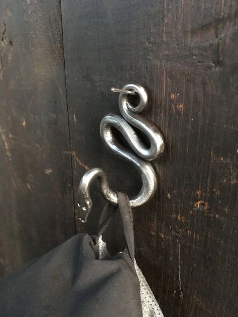 Snake-shaped wall hanger. Size 7 x 4 cm ( 2,75 x 1,5 inches) All my metalworks are unique, handmade and hand forged at my Smithery. Every Product is protected by beeswax. Specifications, like size and shape may vary slightly as each product is handmade and unique. Blacksmith Projects Ideas, Blacksmithing Projects, Hand Forged Jewelry, Wrought Iron Decor, Vikings Gifts, Blacksmith Projects, La Forge, Forging Metal, Beer Opener