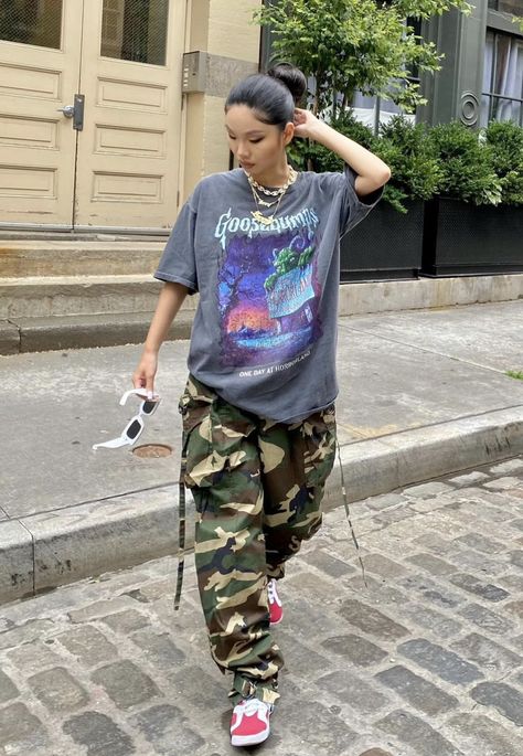 Purple Camo Pants Outfit, Camo Cargo Pants Outfit Street Style, Army Pants Outfit, Camo Pants Outfit, Army Cargo Pants, Streetwear Girl, Camo Outfits, Cargo Pants Outfit, Tomboy Outfits