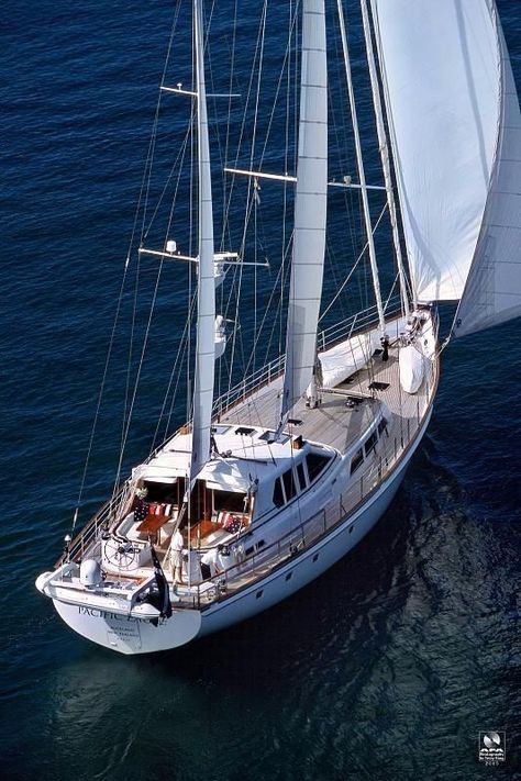 Powerboat Racing, Cruise Italy, Sailing Yachts For Sale, Classic Sailboat, Sailboat Living, Sailboat Yacht, Navi A Vela, Sailing Cruises, Sailing Art