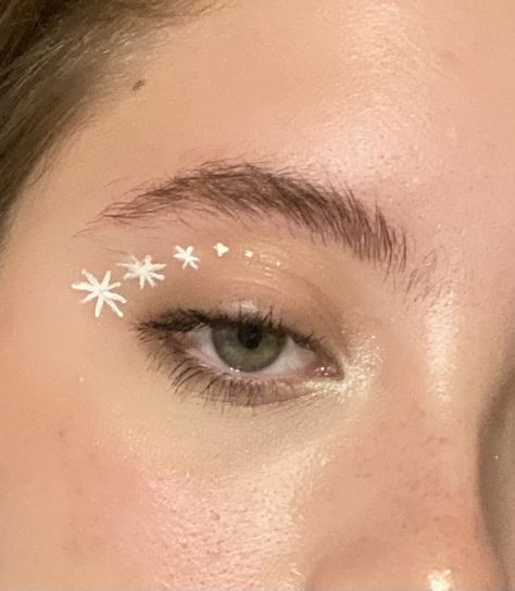 Snowflake Graphic Liner, Fun Easy Eyeliner, Xmas Eyeliner, Simple New Years Makeup, Christmas Graphic Eyeliner, Snowflake Eyeliner, Snowflake Makeup Looks, Christmas Eyeliner Looks, Christmas Eyeliner