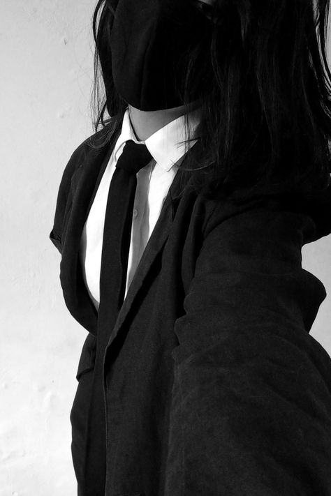 Women In Suits Aesthetic, Zendaya Model, Suit Corset, Aesthetic Tomboy, Pretty Eyes Color, Adorable Aesthetic, Black And White Suit, Woman In Suit