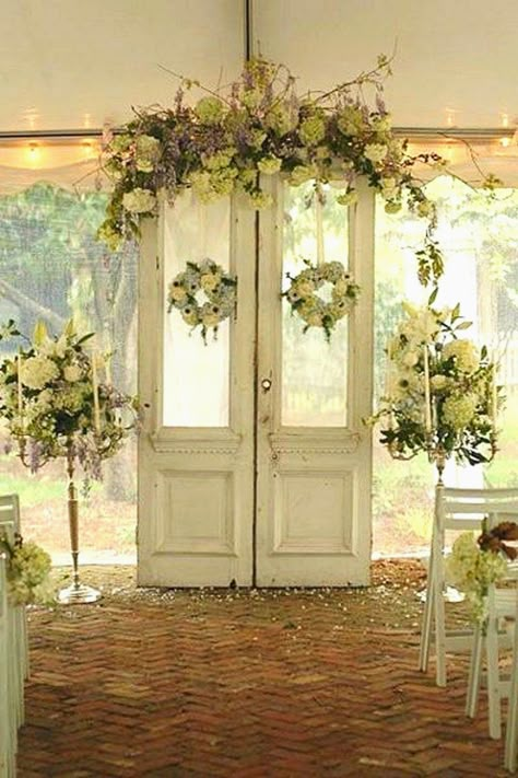 Wedding Doors, Decoration Shabby, Rustic Wedding Decorations, Wedding Ceremony Photos, Wedding Ceremony Backdrop, Vintage Doors, Wedding Arches, Wedding Ceremony Ideas, Ceremony Backdrop