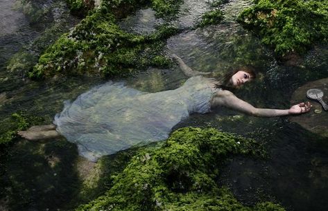 Forest Girl Aesthetic, Girl Aesthetic Dark, Earthy Girl, Ideas For Photography, Forest Nymph, Lake Girl, Water Nymphs, Planting Hydrangeas, Fantasy Photography