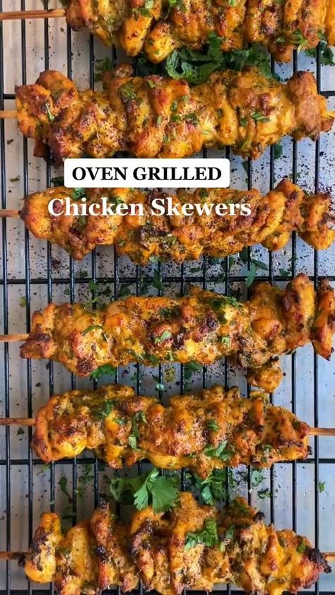 Oven Grilled Chicken, Grilled Chicken Skewers, Moroccan Spices, Kabob Recipes, Kebab Recipes, Chicken Skewers, Chicken Dishes Recipes, Recipes Chicken, Food Videos Cooking