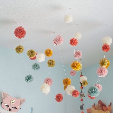 LOVE this garland that hangs from the ceiling for kids rooms! Wes Anderson Decor, Olive Bedroom, Nursery Inspiration Girl, Pompom Garland, Eclectic Home Decor, Pom Garland, Yarn Pom Pom, Pom Pom Crafts, Sukkot