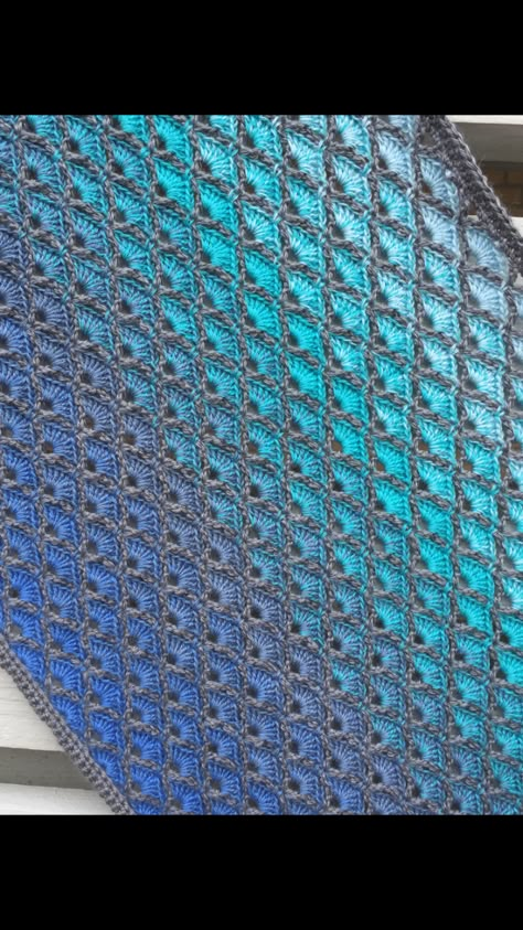 Granny Square Blanket Ideas, Easy Granny Square Blanket, Crocheted Rugs, Crochet Patterns Easy, Easy Granny Square, Ombre Yarn, Blanket Ideas, Crochet Shawl Pattern Free, Crochet Shawls And Wraps