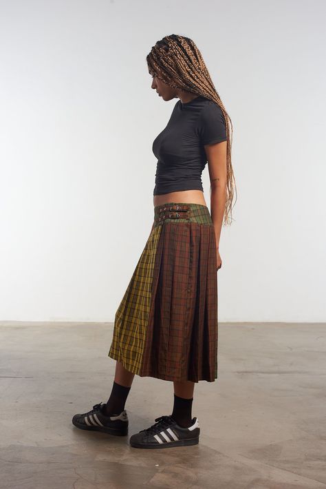 Kilt Styling Women, Tartan Street Style, Kilt Skirt Outfit Women, Skirt 2024 Trend, Kilt Outfits Women, Plaid Maxi Skirt Outfit, Pleated Long Skirt Outfit, Midi Skirt Styling, Printed Maxi Skirt Outfit