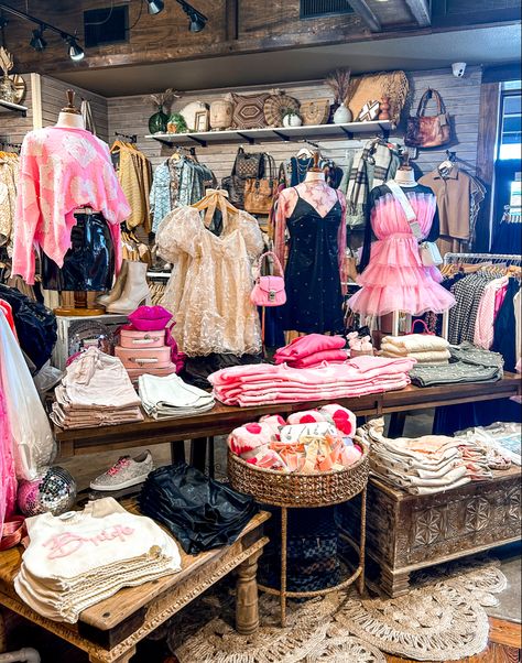 Valentines Day Boutique Display Upscale Consignment Boutique, Cute Boutiques Store, Boho Boutique Ideas, Boutique Decorating Ideas, Small Boutique Ideas Clothing Store Displays, Western Boutique Names, Chic Boutique Decor, Boutique Interior Design Ideas, Boutique Merchandising Ideas