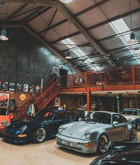 Home Workshop Studio, Auto Shop Ideas, Tuner Garage, Jdm Garage, Honda Garage, Auto Mechanic Shop, Garage Aesthetic, Garage Gifts, Beautiful Garage