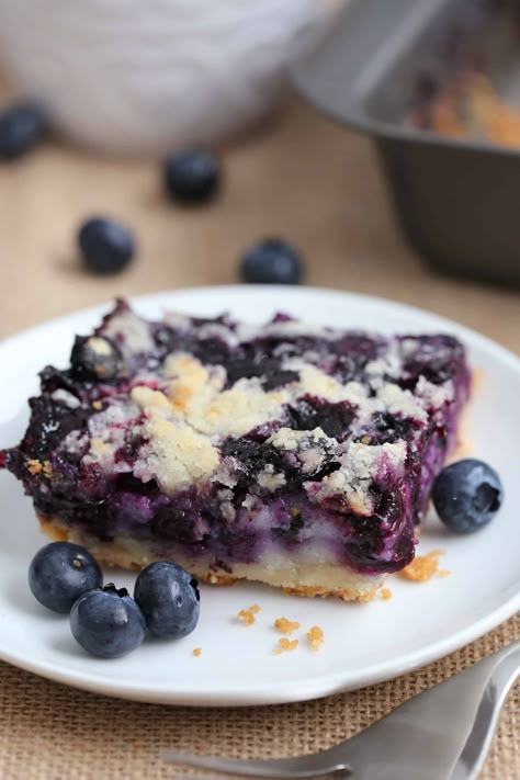 These EASY BLUEBERRY PIE BARS are made with fresh blueberries and a tasty crust that also serves a crisp crumb topping. Super simple and delicious dessert. Blueberry Treats, Blueberry Crumb Bars, Blueberry Pie Bars, Easy Blueberry Pie, Fresh Blueberry Pie, Blueberry Snacks, Blueberry Desserts Recipes, Crumb Bars, Pie Bar Recipes