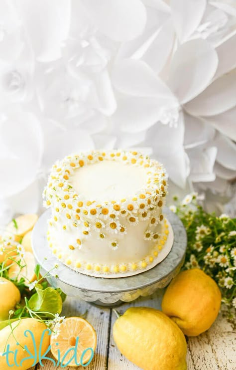 Chamomile Tea Cake, Wildflower Cupcakes, Chamomile Cake, Minimal Cakes, Gökkuşaği Pasta, Lemon Buttercream Icing, Raspberry Lemon Cakes, Magic Food, Lemon Tea Cake