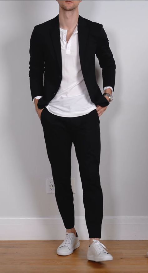 Blazer, Henley, calcas chino, tennis branco How To Style Chinos, Outfit Formal Hombre, Black Blazer Outfit Men, Social Style, Social Clothes, Best Casual Shirts, Black Blazer Outfit, Casual Oufits, Stylish Mens Suits