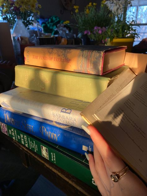 Meli Core, Piled Books Aesthetic, Reading Twilight Aesthetic, Real Friends, Book Aesthetic, Sunny Days, Pretty Pictures, Book Worms, Photography Poses