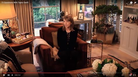 13 Things I'm Loving in Taylor Swift's LA Home — Paper & Moon Taylor Swift Living Room, Taylor Swift House, Brown Couch Living Room, Chicago Apartment, Beverly Hills Houses, Brown Couch, Trendy Living Rooms, Brown Living Room, Los Angeles Homes