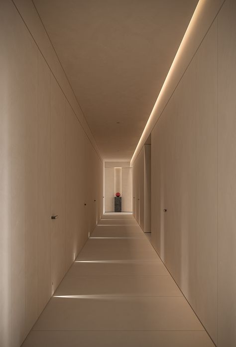 Architectural Ceiling Lighting, Long Corridor Ideas Interior Design, Hotel Corridor Lighting, Corridor Ceiling Design, Cove Lighting Detail, Corridor Lighting Design, Hotel Corridor Design, Corridor Lights, Hotel Lighting Design