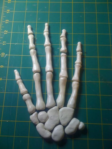 Skeleton Hand DIY Halloween Moodboard, Hand Anatomy, Armadura Cosplay, Fimo Ideas, Epoxy Clay, Anatomy Sculpture, Sculpture Art Clay, Tanah Liat, Clay Diy Projects