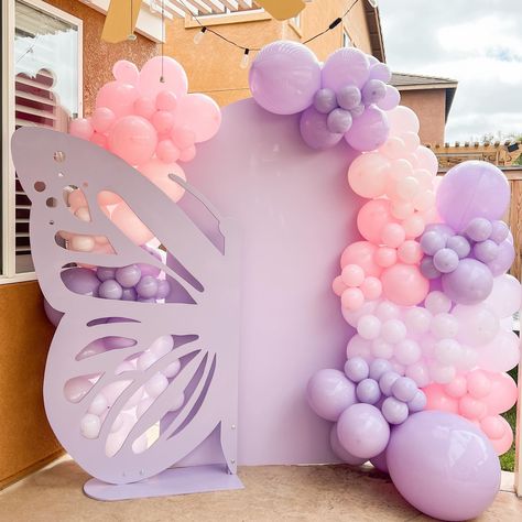 A little butterfly in the way 🦋🦋 Butterfly Balloon Backdrop, Butterfly Decorations For Party Birthday, Butterfly Balloon, Fairy Wonderland, Butterfly Balloons, Backdrops Kids, Butterfly And Flowers, Little Butterfly, Modern Party