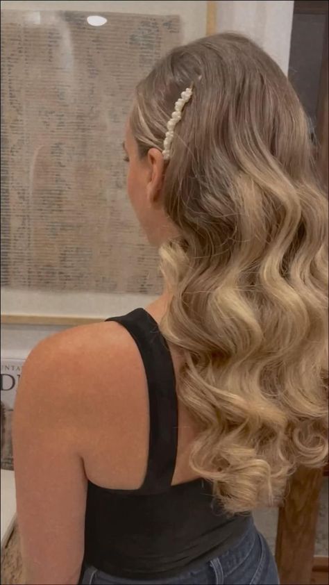 Hair Down Curled, Hair Hollywood Waves, Glamour Curls, Hollywood Wedding Hair, Curled Hairstyles For Medium Hair, Bridesmaid Hair Inspo, Prom Glam, Hollywood Curls, Simple Prom Hair