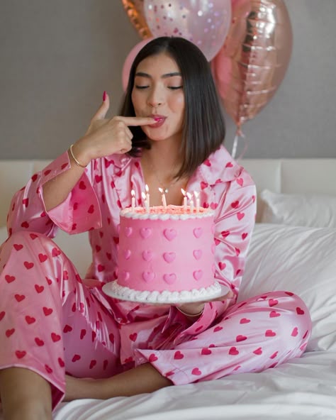 29th Birthday Cakes, Mean Girls Party, Pajama Birthday Parties, Bridal Shower Photography, 25th Birthday Cakes, Pajamas Aesthetic, Birthday Morning, Birthday Party Photography, Cute Birthday Pictures