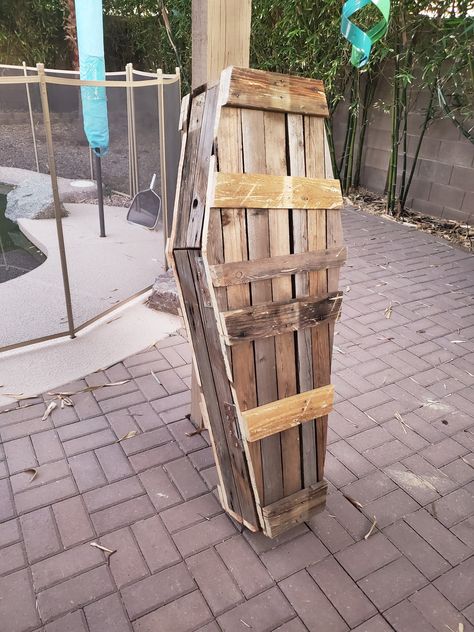 Diy Wood Coffin Halloween, Pallet Coffin, Day Bed Room, Halloween Coffin Decoration, Halloween Pallet Projects, Coffin Decoration, Pallet Halloween Decorations, Cozy Kitchen Ideas, Garage Door Ideas