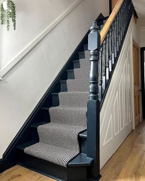 30 Black and White Stair Ideas That Will Make a Great First Impression White Staircase Ideas, Stairway Update, 1930s Hallway, Black And White Staircase, Black Painted Stairs, Black And White Hallway, Stairs And Hallway Ideas, Victorian Staircase, Black Stair Railing