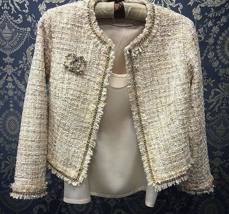 Kain Linen, Tweed Fashion, How To Have Style, Chanel Style Jacket, Chanel Tweed Jacket, Mode Chanel, Chanel Tweed, Chanel Jacket, Chanel Inspired