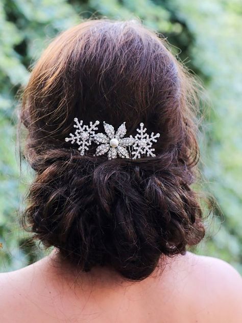 18 Wedding Hair Accessories Perfect for Winter Brides Hair Chain Wedding, Snowflake Hair, Bridal Hair Chain, Blue Bridal Earrings, Bridesmaid Hair Comb, Winter Wedding Hair, Christmas Hair Accessories, Luxury Vehicles, Hair Chains