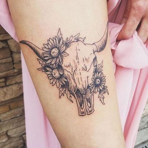 Longhorn Tattoo, Tattoos For Women On Thigh, Cow Skull Tattoos, Bull Skull Tattoos, Bull Tattoos, Taurus Tattoos, Western Tattoos, Shape Tattoo, Tattoo Zeichnungen