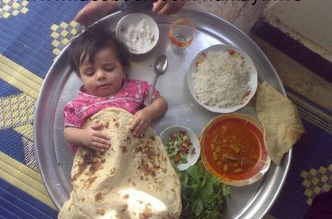 Roti baby on thali Whatsapp Videos, Funny Pictures For Kids, Funny Pictures With Captions, Parenting Fail, Poor Children, Pizza Oven, Food Humor, Funny Babies, Food Photo