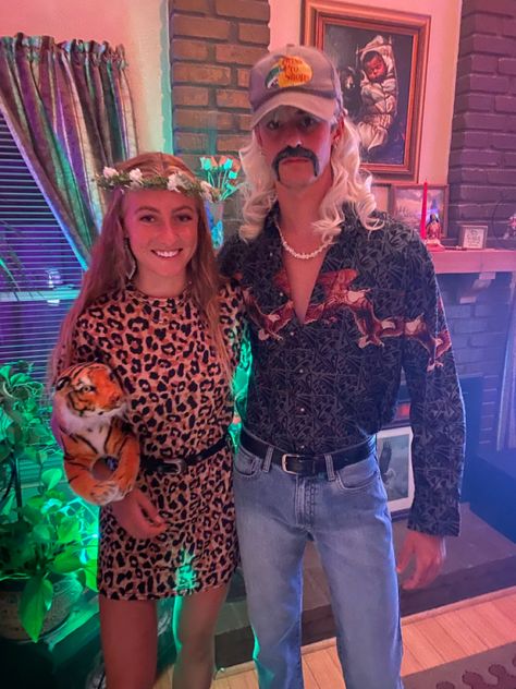 Leopard Couple Costume, Lion And Lion Tamer Costume Couple, Tiger King Couples Costume, Mom And Dad Costumes, Cheetah And Hunter Couple Costume, Tiger King Halloween Costume, Tiger King Costume Family, Tiger King Costume, Unique Couple Halloween Costumes