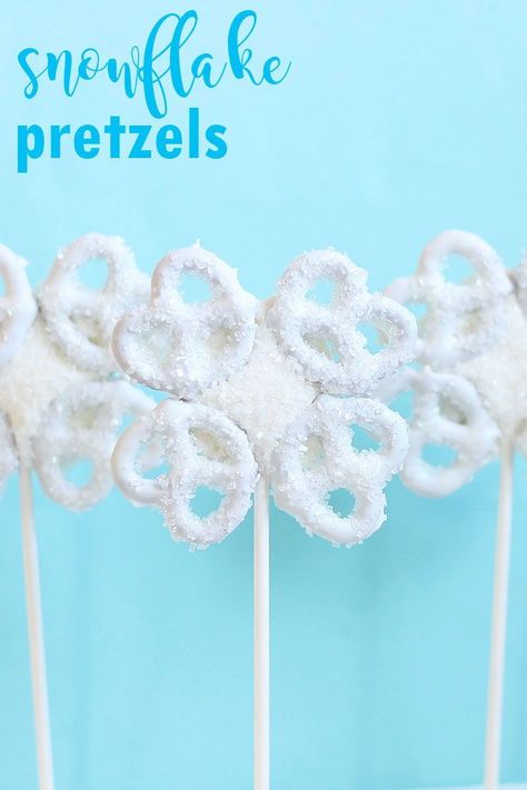 SNOWFLAKE PRETZELS These pretty snowflake pretzels pops combine the salty sweet flavors of chocolate and pretzels, and they are so easy to make. A perfect Christmas or winter treat. Snowflake Pretzels, Chocolate And Pretzels, Christmas Themed Food, Creative Christmas Food, Pretzel Pops, Incredible Desserts, Holiday Food Crafts, Simple Snowflake, Holiday Sweets