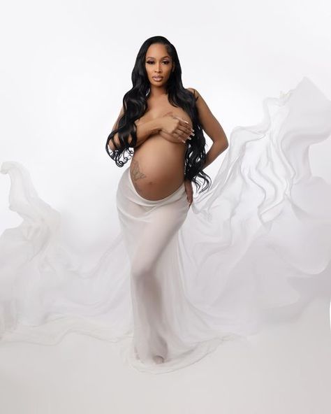 Maternity Shoot Black Women, Cute Pregnancy Photos, Maternity Shoot Outfit, Maternity Picture Outfits, Maternity Studio Photoshoot, Pregnancy Pics, Cute Pregnancy Pictures, Maternity Photography Poses Couple, Maternity Photography Studio